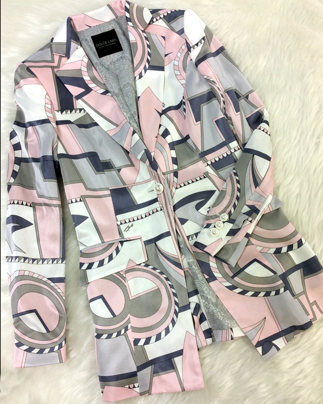 いつもの洋服を引き立たせるプッチ生地のピンクとグレーのジャケット♪Spice Up Your Outfit With This Pink And Gray Jacket In Pucci Fabric
