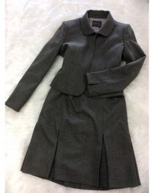 ミリタリーできちんとしているイメージをアップ♪チャコールグレースカートスーツ<br />Charcoal Gray Skirt Suit in Military Style