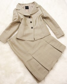 豪華な色合い♪美しいベージュのボックスプリーツスカートとデコルテジャケット<br />A Gorgeous Color♪Elegant Beige Pleat Skirt and  Decoltee Jacket