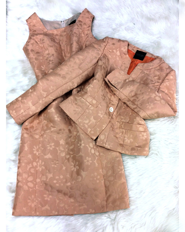 シックな立体柄♪顔周りがきれいに見えるベージュノーカラージャケットとワンピースセット<br />Chic dimensional print♪ Beige Collarless Jacket and Dress Ensemble