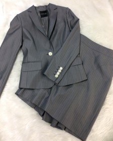 シャープな印象のグレーストライプのスカートスーツ♪バックフリルデザインジャケットとバックフリルタイトスカート<br />Look Sharp in This Gray Skirt Suit with Thin Stripes, Jacket and Skirt With Back Frill