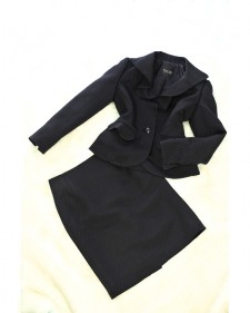 高級感が溢れるブラックシルクオーバルドットフリルスカートスーツ<br />Feel Luxurious in Black Silk Frilled Skirt Suit