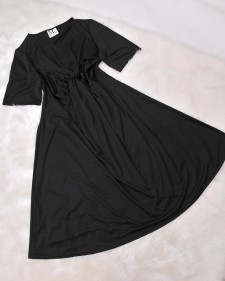 シンプルなのにウエストのねじりがアクセント♪女性の永遠の憧れのリトルブラックドレス<br />A Little Black Dress Loved by Many Women –  Simple Dress with an Interesting Waist Detail