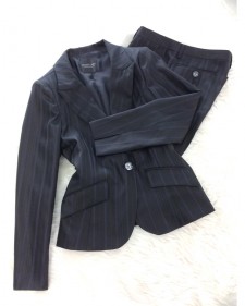 シルク混で暖かくてソフトな手触り♪黒×カーキストライプパンツスーツ<br />Soft Touch Black & Khaki Striped Pants Suit Made Of Mixed Silk Fabric