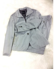 顔映りもよく、着映え力も抜群♪淡グレードットパンツスーツ<br />Smart Light Gray Pants Suit
