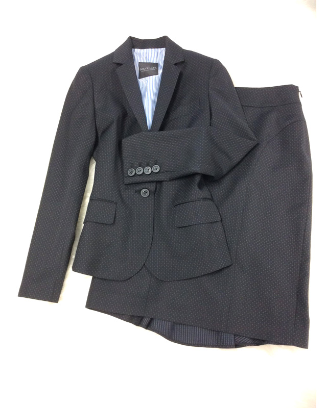 キュートな印象♪黒ドットスカートスーツ<br />Cute Black Dotted Skirt Suit