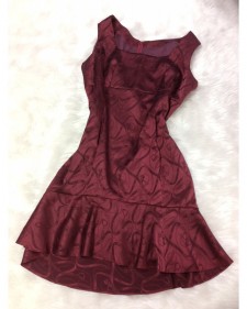 裾にフリルがあしらったワインレッドベルト柄ワンピース<br />Wine Red Dress With Frilled Hem In Belt Pattern