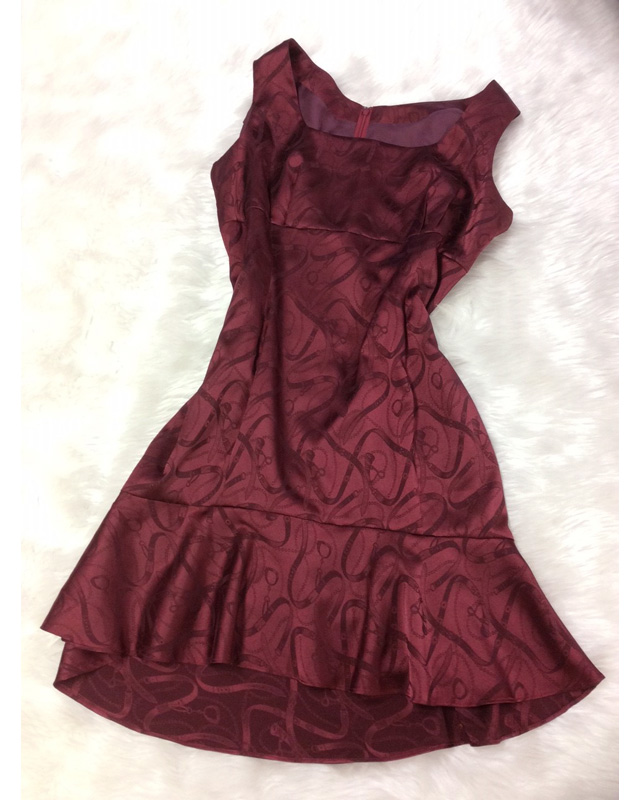 裾にフリルがあしらったワインレッドベルト柄ワンピース<br />Wine Red Dress With Frilled Hem In Belt Pattern