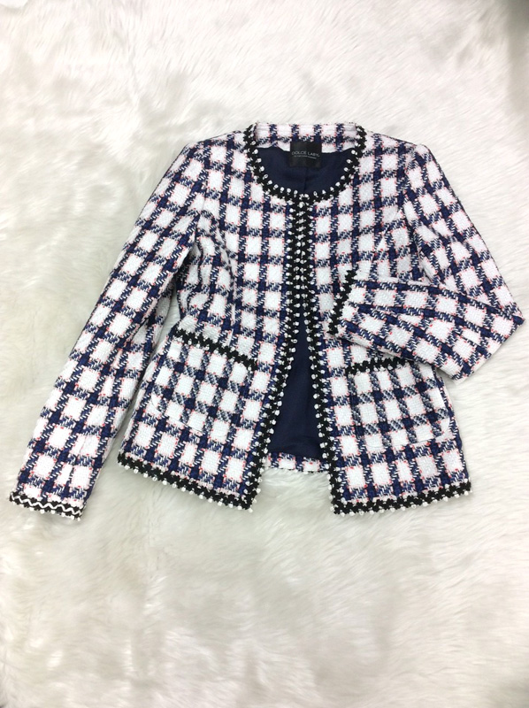 ファンシー素材にブレードの配色がアクセント♪ホワイトとネイビーノーカラージャケットに<br />Fancy White &　Navy Collarless Jacket With Ornament