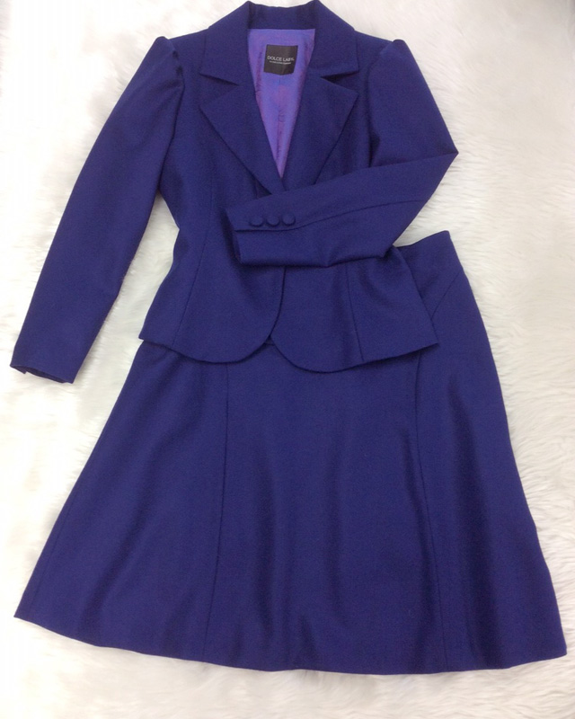 女王気分になれるローヤルブルースカートスーツ<br />Feel Yourself As a Queen In This Royal Blue Skirt Suit