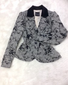 春の気分をアップ♪バイカラー花柄ジャケット<br />Feel Spring In This Bicolored Jacket In Floral Print