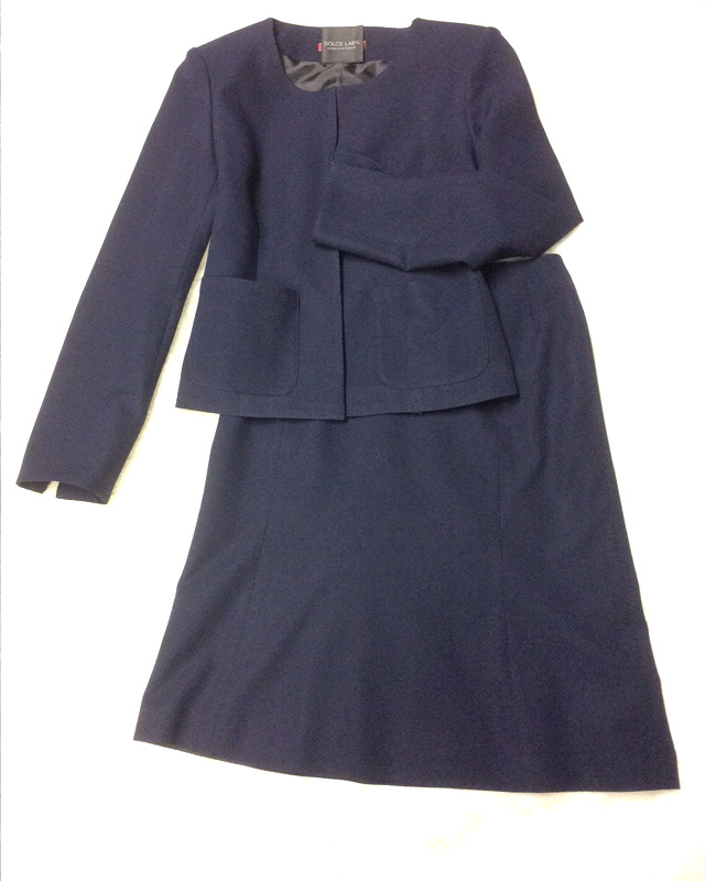 まじめな雰囲気を演出してくれる紺柄スカートスーツ<br />Make An Honorable Aura With Navy Blue Skirt Suit
