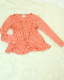 フリル使いのブラウス感覚のカットソー♪フェミニンな優しいオレンジ色<br /> The Fron Frill Makes This Cutsew Blouse-like♪Feminine Soft Orange Color