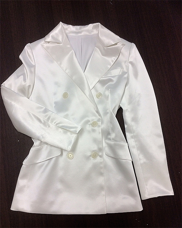 オーダーメードの白ダブルジャケット★美しいサテン生地<br />Completely Made to Order Double Breasted Jacket★Beautiful Satin Fabric