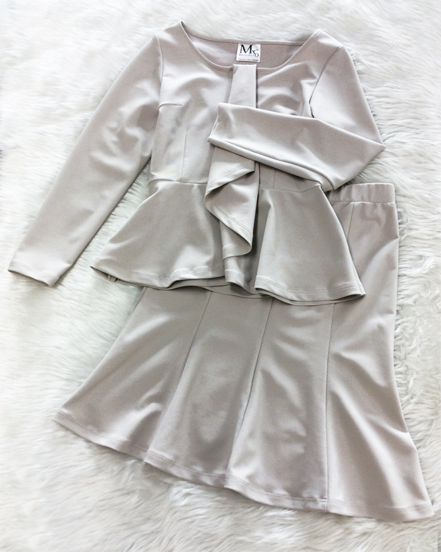 光沢のあるエレガントな生地♪ぺプラムフリルカットソー&フレアスカートのセットアップ<br /> Elegant Gray Fabric With A Sheen – Peplum Top and Skirt