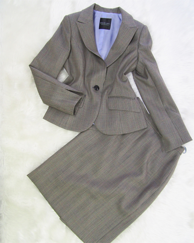 季節感で好印象を与えるビジネスウーマンの着こなし♪グレーグレン・チェックの スカートスーツ<br />Dress Business-Like For The Season♪　Gray Glen Check Skirt Suit