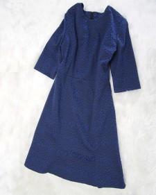 レストランへディナーに出かけるときなどにネイビー小花柄の綺麗なワンピース <br />Wear This Beautiful Navy Dress With Little Flowers For A Dinner Date