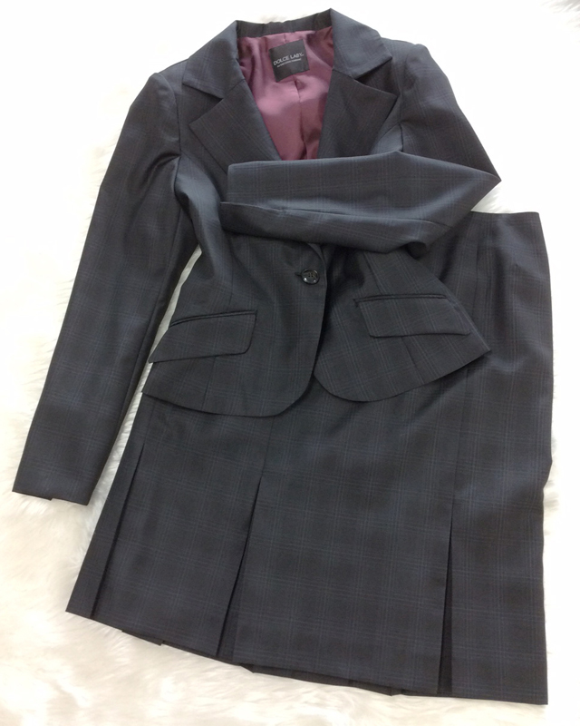 チェック生地のジャケットとボックスプリーツスカートでシック＆クラシカルな印象をプラス<br />This Jacket Paired With A Pleated Skirt Result In A Chic And Timeless Look