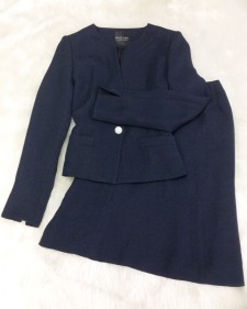 上品で暖かいツイード♪ネイビーノーカラージャケット＆スカートのスーツ<br />Warm and Fancy Tweed♪ Navy Skirt Suit With Collarless Jacket