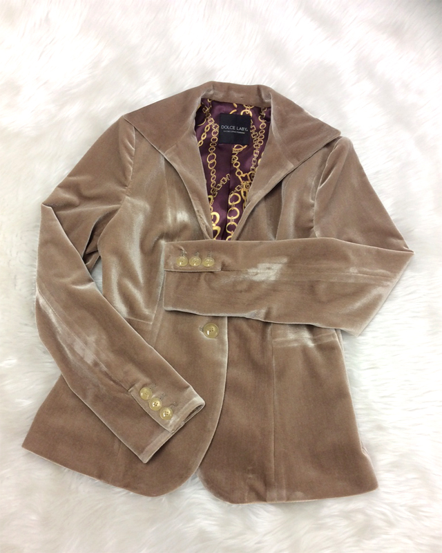 ベロアジャケットの魅力といえば独特の光沢☆裏地で高級感プラス<br />The Charm of This Jacket Is It’s Shiny Velvet☆The Lining adds the Luxurious Feel