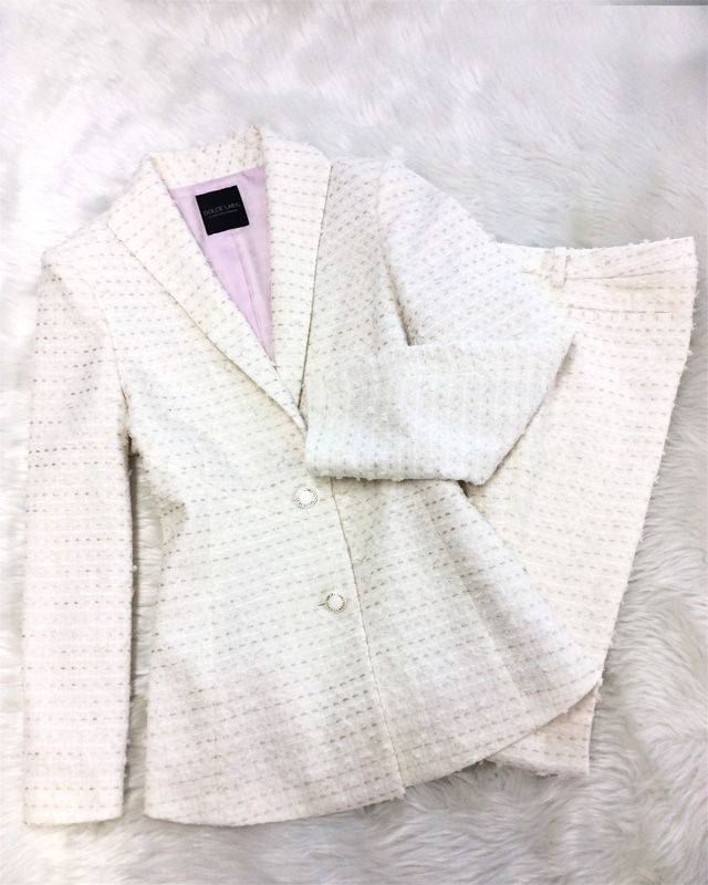 人気のシャネルツイードの上品でエレガントなパンツスーツ☆明るい色が魅力的<br />A Fancy And Elegant Pant Suit Made With Channel Tweed☆The Bright Color Makes it Charming