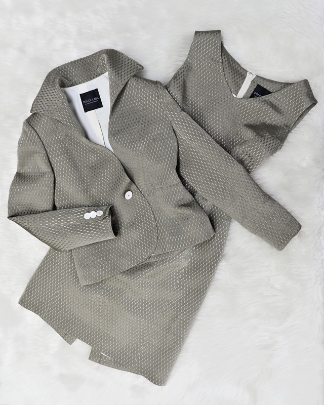 人気のグレーハイカラージャケットが個性的でエレガント。シルク混のイタリ―生地<br />Beautiful gray suit. Stylish and elegant high collar jacket. Silk mixed fabric