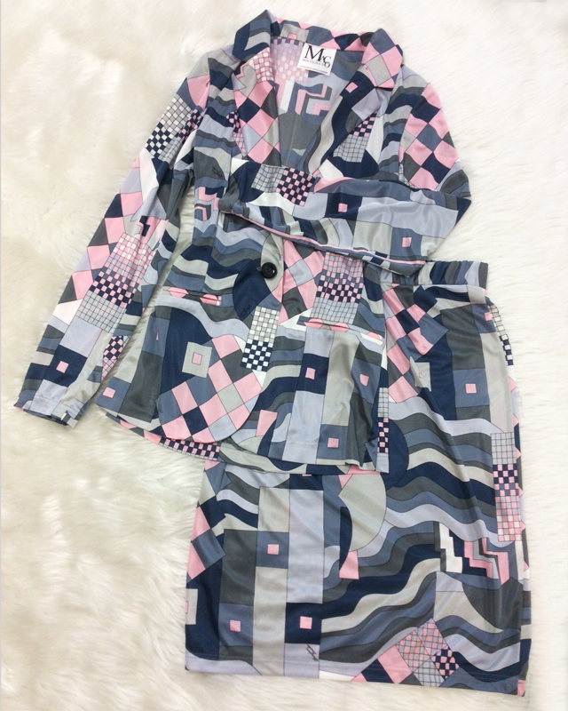 グレーとピンク色のプッチ柄ツーピース♪インパクトがある高級生地<br />A Gray And Pink Two Piece With Pucci Pattern♪The High-End Fabric Sure Leaves An Impact
