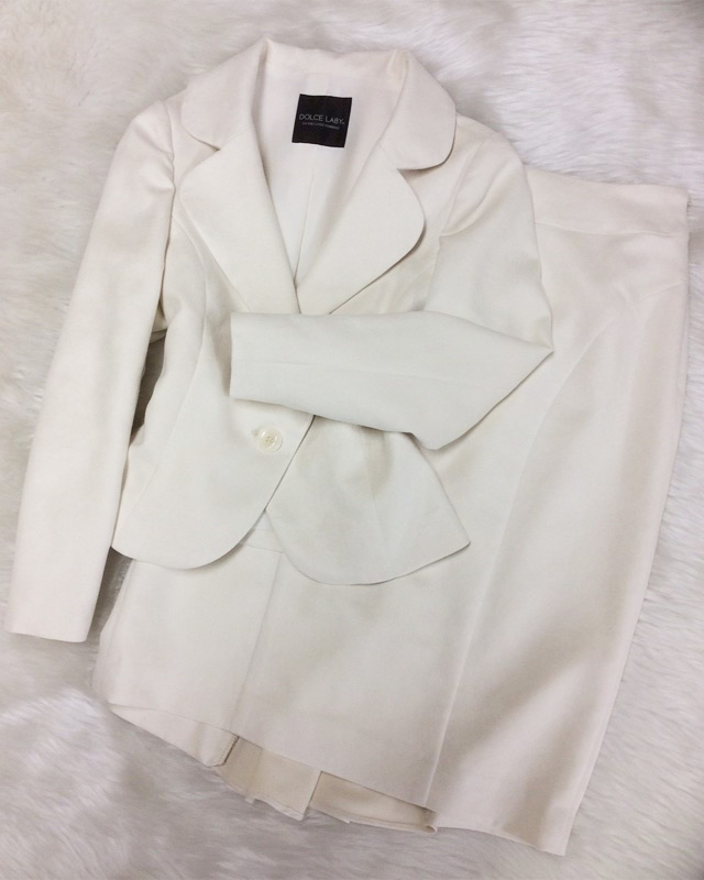 永遠の憧れ白いスカートスーツ♪柔らか素材でソフトな印象をプラス<br />Eternal longing for white skirt suit ♪ a soft material brings a soft impression