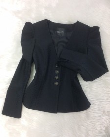 個性的なデザイン。黒のコンパクトなジャケット ♪ 着回しのきくマストハブな一着<br />Fashionable Black Tailored Jacket, Must-have Item for Stylish Outfits