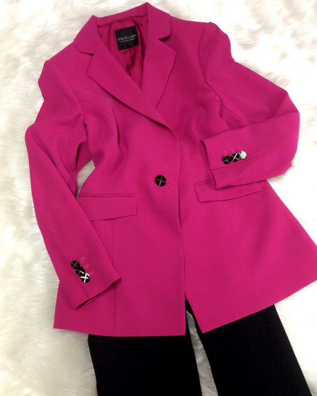 ヴィヴィッドピンクのセミロングジャケット ♪ さっと羽織るだけでサマになる使えるアイテム<br />Vivid Pink Semi Long Jacket ♪ The outfit will complete by just wearing this