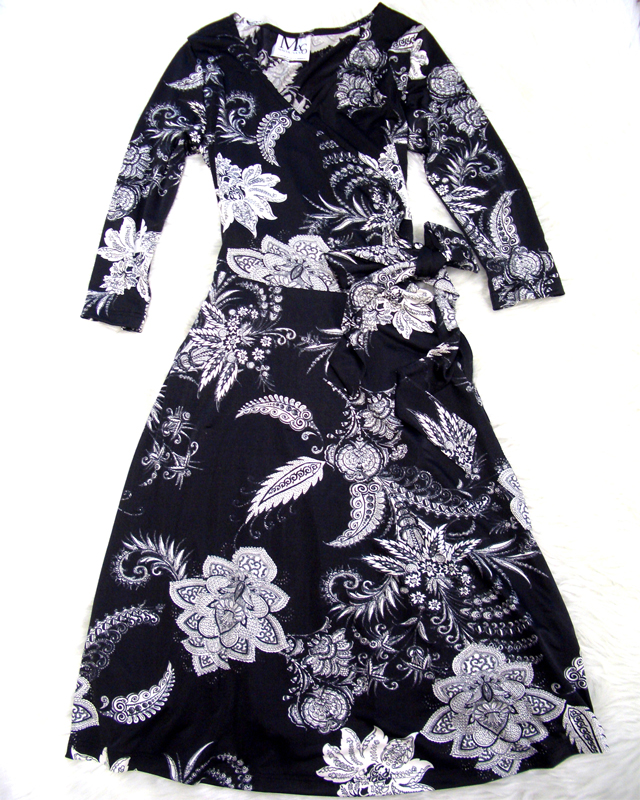 大胆な花柄で注目が集まる♪ヘビロテになりそうな白黒カッシュクール<br />Gather some attention in this bold flower pattern♪The Black&White wrap dress is sure a favorite.