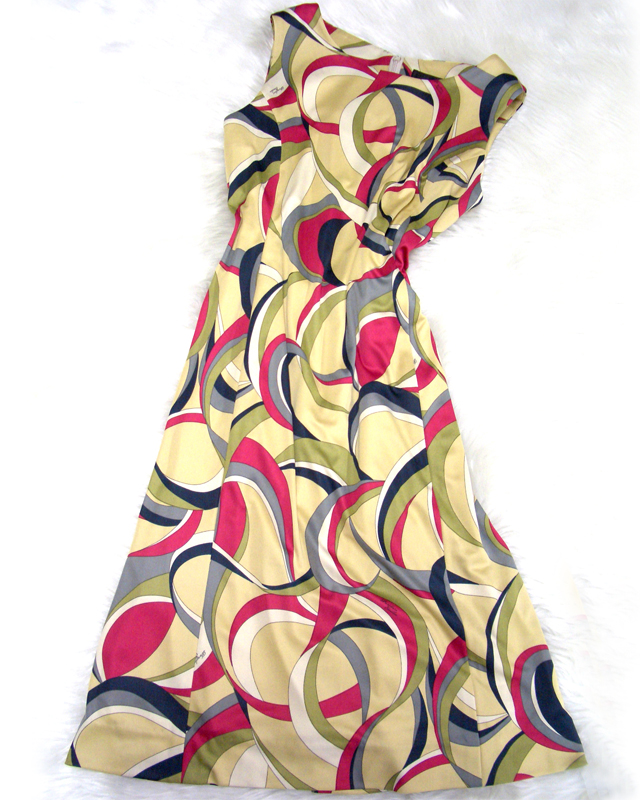 ベージュと赤のプッチ柄Aラインワンピース♪暑い日でも、涼しく過ごせるワンピース<br />Beige and Red Pucci-Style Fabric. ♪Keeps you cool on hot summer days.