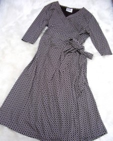 ディナーデートのコーディネートにも！♪黒とベージュ柄のカッシュクールワンピース<br />Wear for a dinner date♪Wrap dress with black fabric with beige print