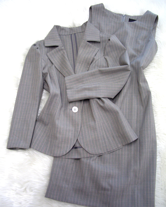 夏でもクールなキャリアウーマン♪グレー＆ピンクのワンピーススーツ<br />For cool women in business♪Dress&Jacket suit in gray and pink summer fabric