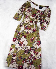 レトロ風の花柄のワンピース★フェミニンな胸元とハイウエストの切替がキュート<br />Vintage style flowery dress★Khaki and Red are a great match