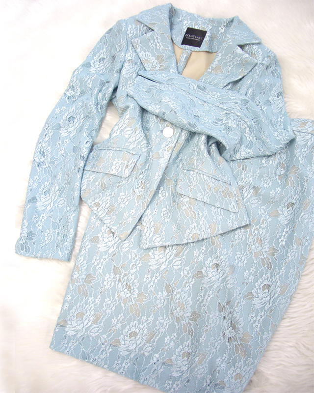 空色の爽やかな色みのレーススカートスーツ♪<br />Skirt suit made of a lace fabric in clear blue