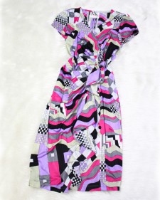 センターにギャザーとフリルをあしらったタイトなデザイン♪紫色のプッチ柄<br />Wrap dress with a central frill and tight cut♪ Purple Pucci-style fabric