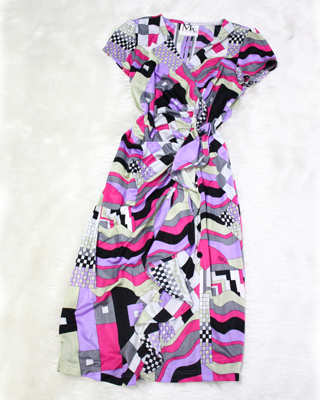 センターにギャザーとフリルをあしらったタイトなデザイン♪紫色のプッチ柄<br />Wrap dress with a central frill and tight cut♪ Purple Pucci-style fabric