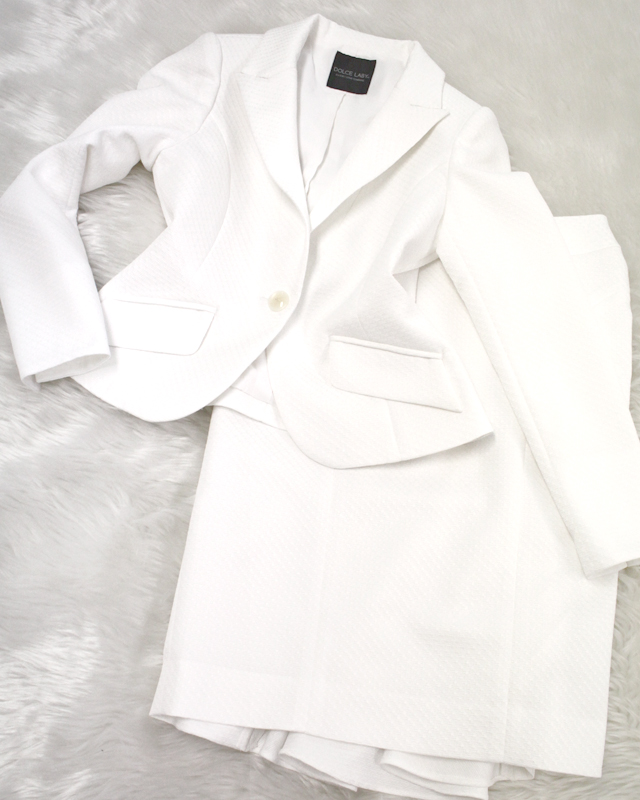 エンボス模様が美しいホワイトスカートスーツ♪<br />The white skirt suit that an emboss design is beautiful