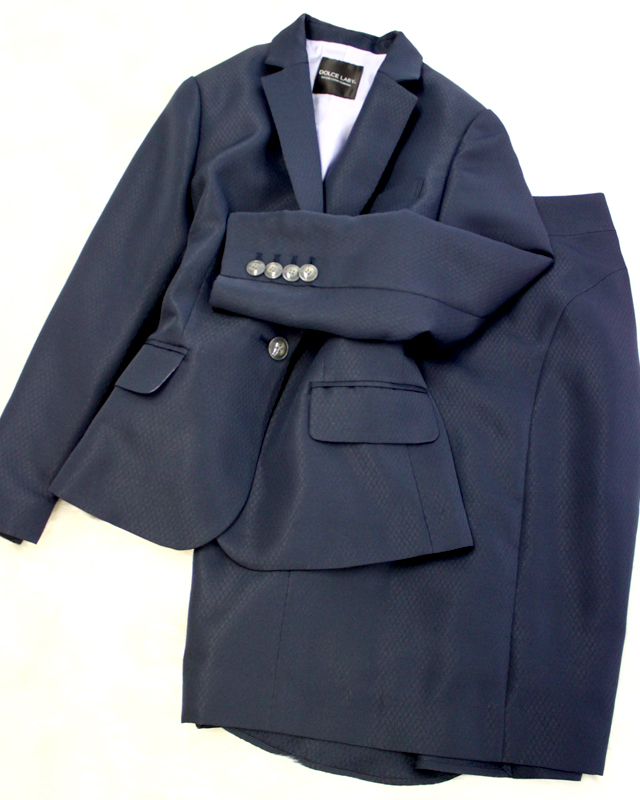 キャリア女性の定番ネイビースカートスーツ<br />Basic navy skirt suit of the carrier woman.