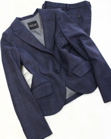 深みのある落ち着いたネイビーチェックパンツスーツ<br />Rich calm navy check Pantsuit