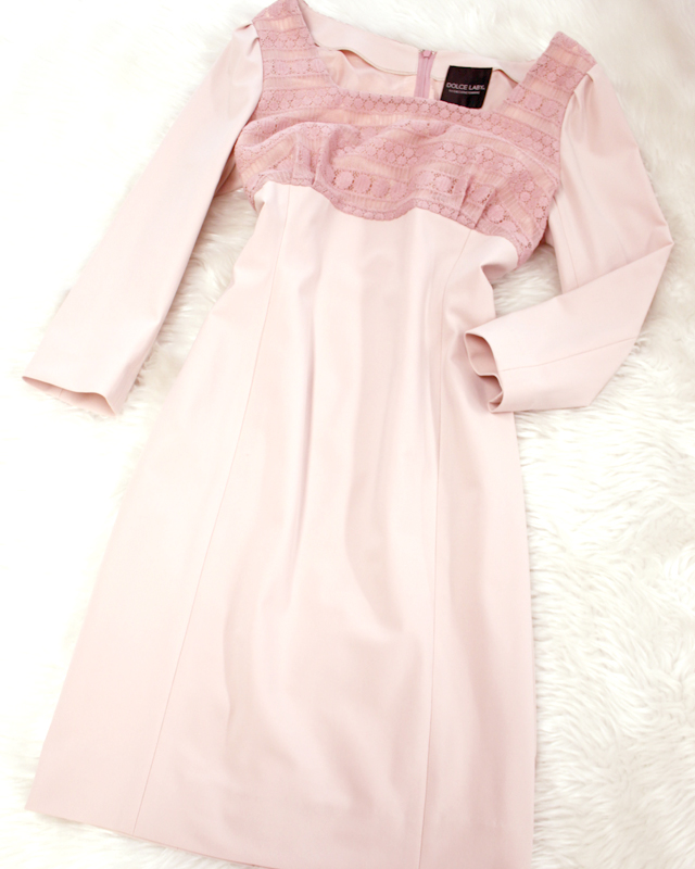 ピンク２素材使いのフェミニンなワンピース<br />Feminine dress of the pink 2 material errand