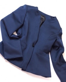 ダークネイビーエンボス生地のノーカラージャケット<br />No-collar jacket of the dark navy emboss cloth