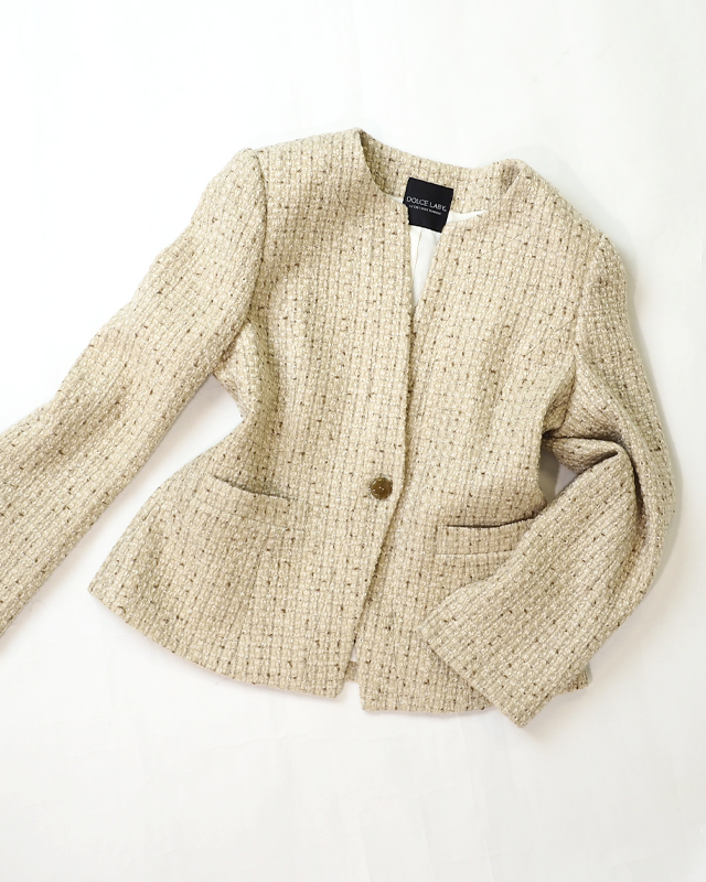 ベージュツイード生地のノーカラージャケット<br />No-collar jacket made of the cloth for beige tweed.