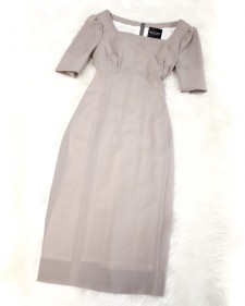 シックなモカグレーのスクエアネックワンピース<br />Square neck dress of the chic Mocha gray.