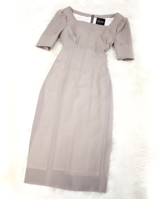 シックなモカグレーのスクエアネックワンピース Square neck dress of the chic Mocha gray