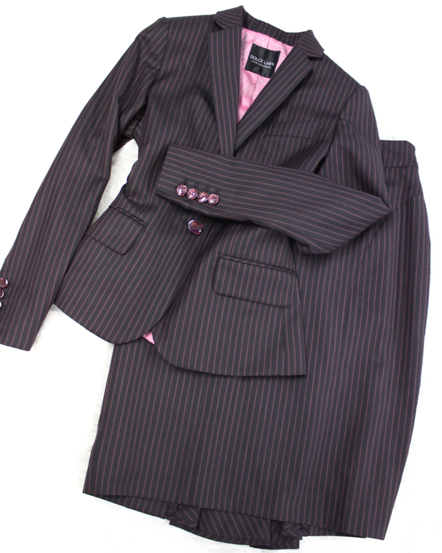 深いブラウンにピンクストライプがフェミニンなスタイリッシュスーツ/ The stylish suit that pink stripe is