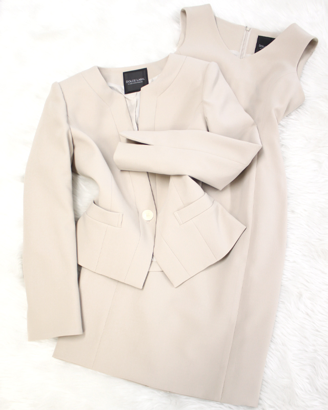 明るい春色ベージュのワンピーススーツ/<br />Dress suit of the bright sign of spring beige.