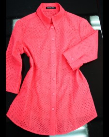 ハリのあるキレイなピンクの夏らしいメッシュブラウス/<br />Mesh blouse like the summer of the firm beautiful pink.