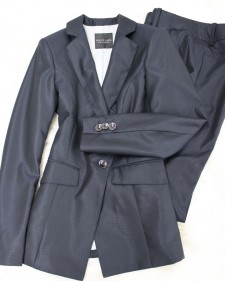 珍しいエンボス模様のダークネイビーパンツスーツ/<br />Dark navy pants suit of the rare emboss design.
